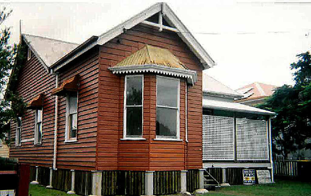 WONDERFUL RENOVATION: Val McIntosh, owner of 55 Fort St, Maryborough, was last night awarded the Fraser Coast Regional Council Residential Award. WONDERFUL RENOVATION: Val McIntosh, owner of 55 Fort St, Maryborough, was last night awarded the Fraser Coast Regional Council Residential Award.